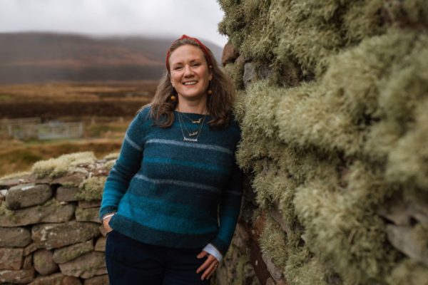 Hannah leaning against a wall, looking warm & approachable! Blog: MailerLite: Why I still recommend it to almost every small business I work with